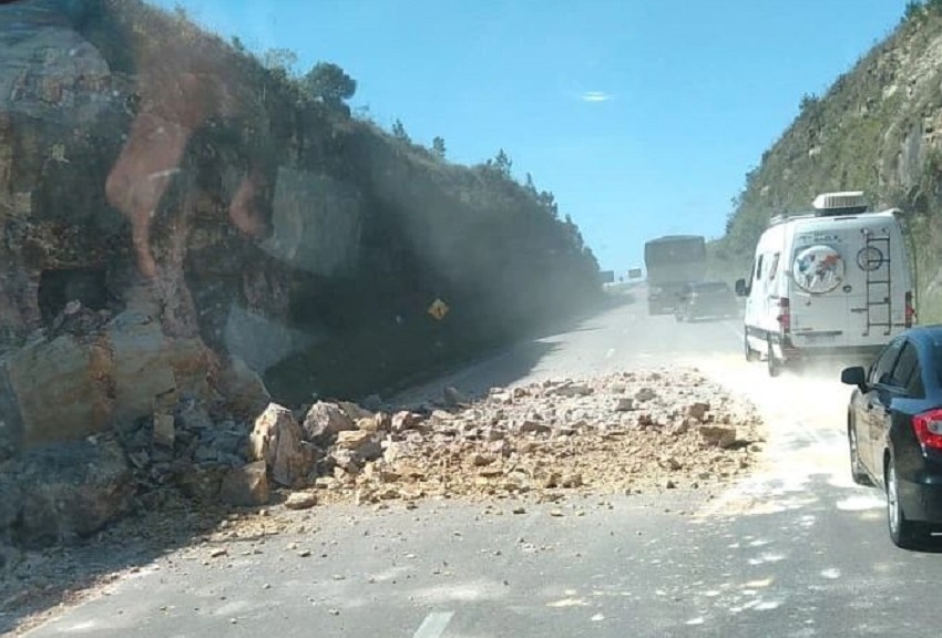 Queda de barreira na BR-277 deixa trânsito lento e equipes trabalham para retirar pedras da pista