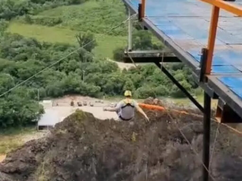 VÍDEO: Homem comemora divórcio com salto de bungee jump e cai de 20 metros