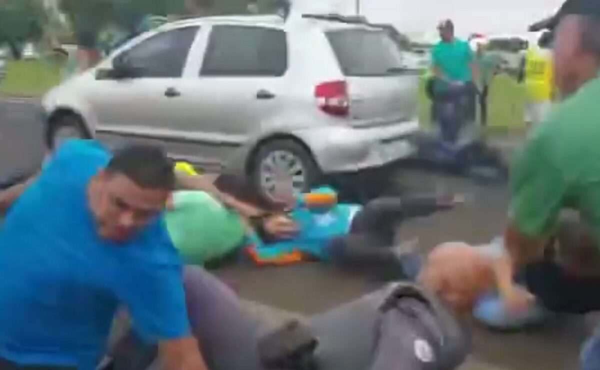 Manifestantes e policiais acabam atropelados por veículo em bloqueio de estrada no interior de SP