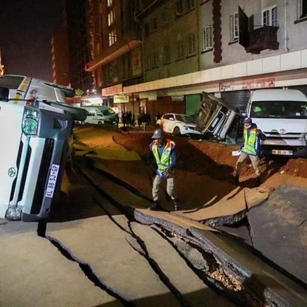 VÍDEO: Rua inteira explode, joga vans e táxis para o alto e uma pessoa morre