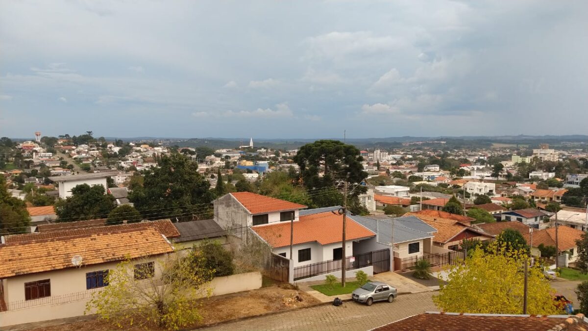 Semana começa quente e com sol no Paraná, mas frente fria muda a partir de quinta