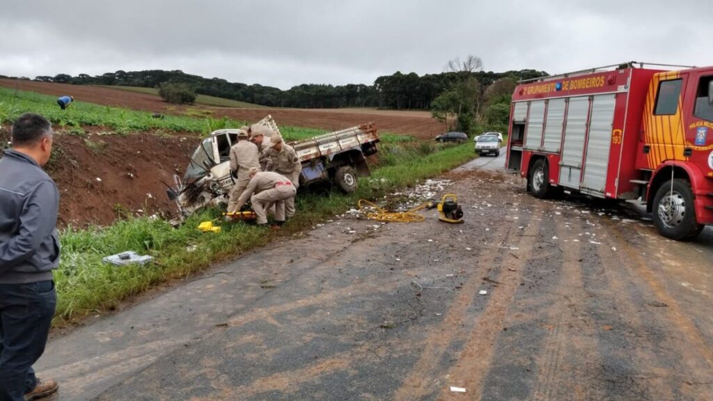 Caminhonete capota na PR-151 e deixa dois feridos em São Mateus do Sul