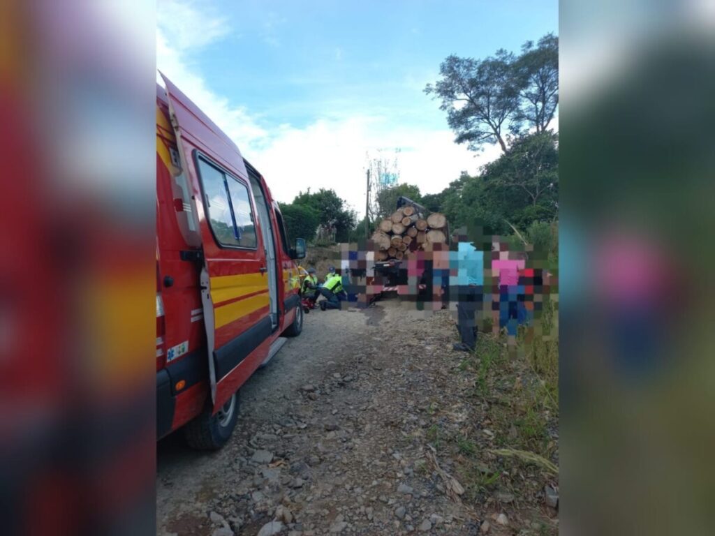 Homem cai de cima de caminhão, é esmagado e falece no hospital