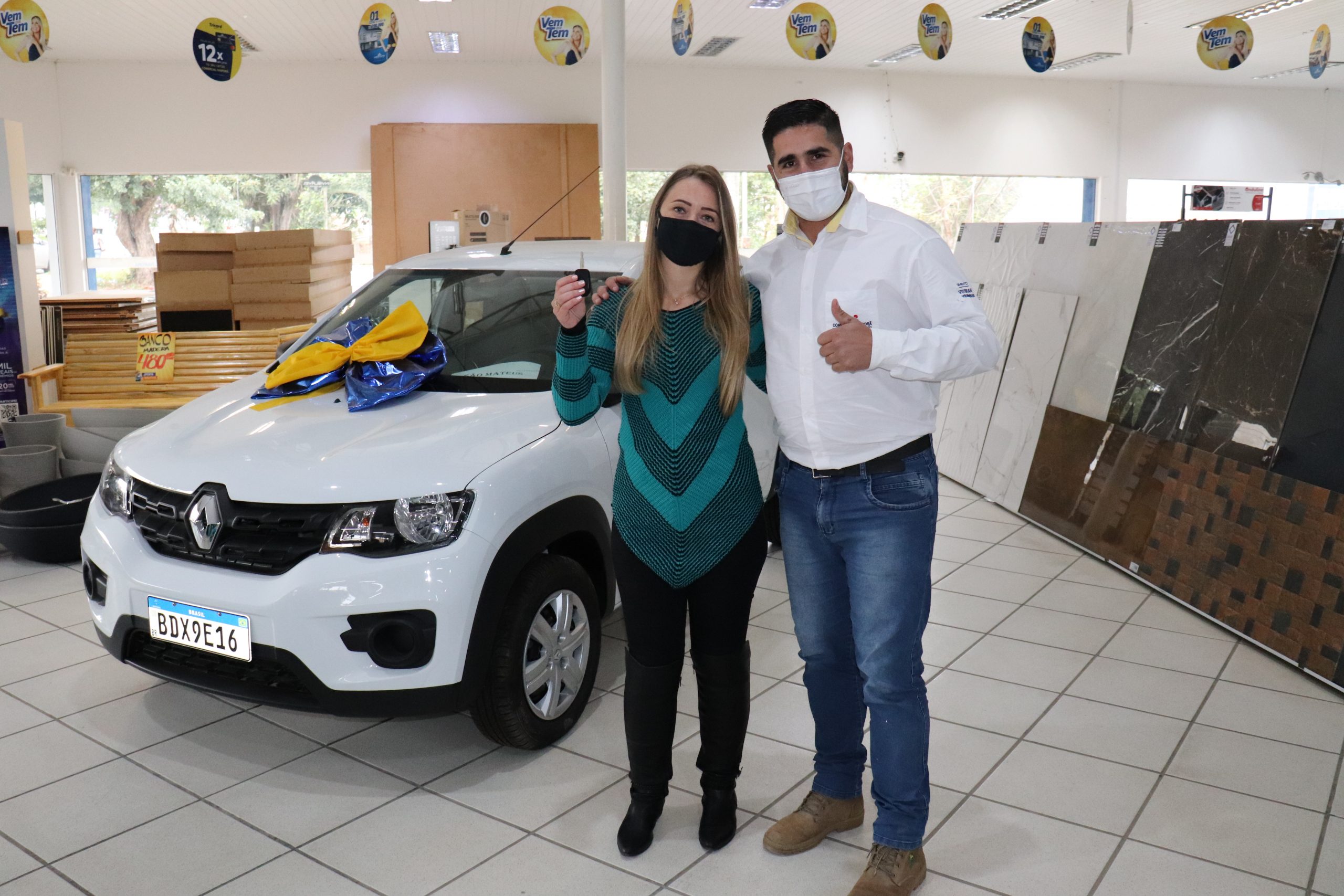 Comercial Ivaiporã entregou carro zero km para São-mateuense contemplada no sorteio de junho