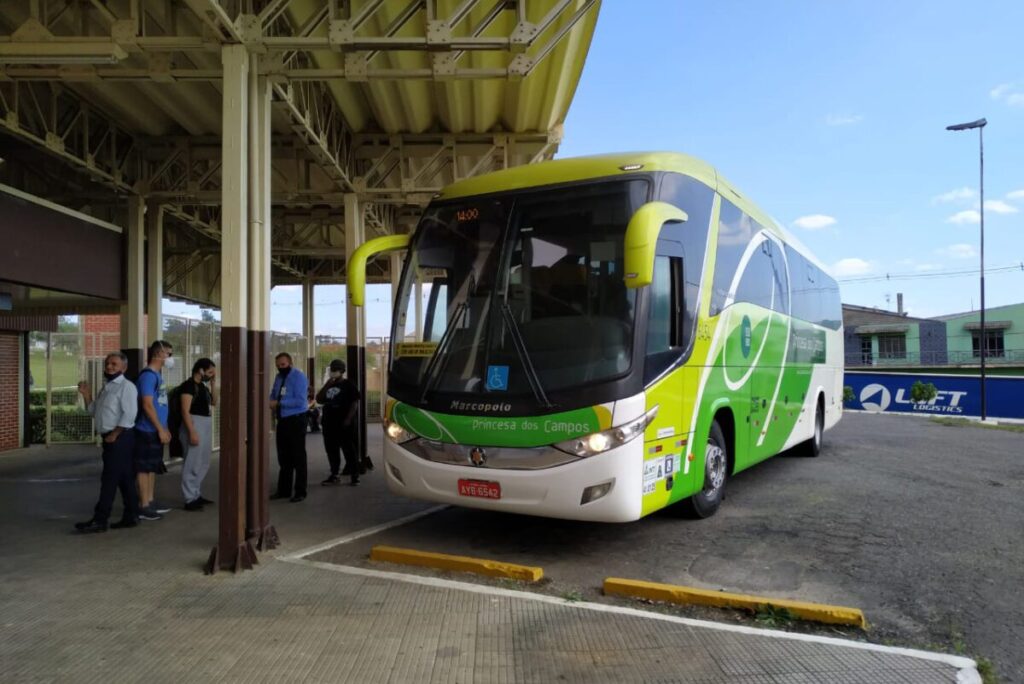 Movimento na rodoviária de Curitiba deve ser 20% maior que no feriado em 2022