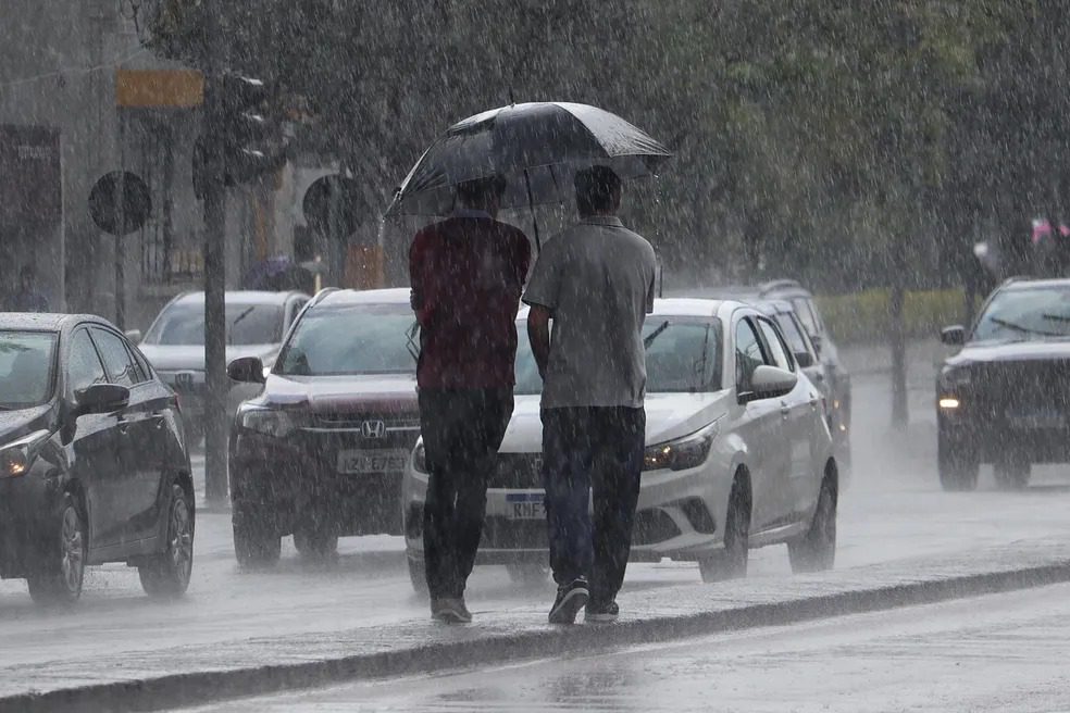 Cidades do Paraná recebem alertas  de temporais da defesa civil e do Inmet