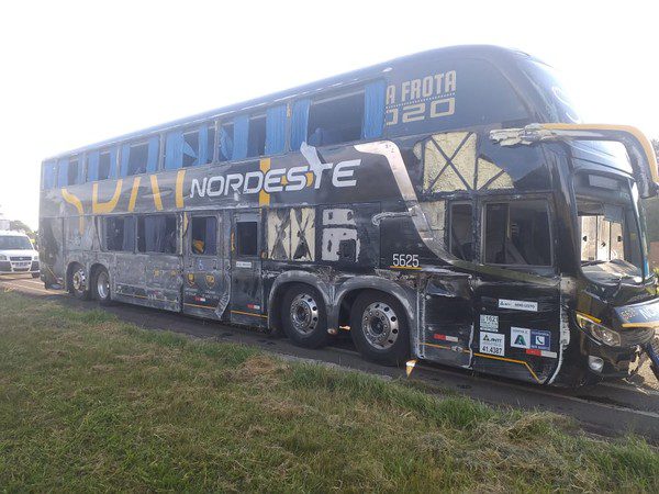 Ônibus tomba na PR 151 em Carambeí e deixa 11 feridos