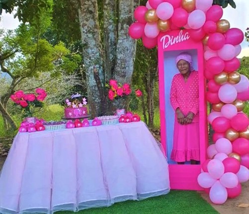 Idosa celebra aniversário de 107 anos com festa temática da Barbie