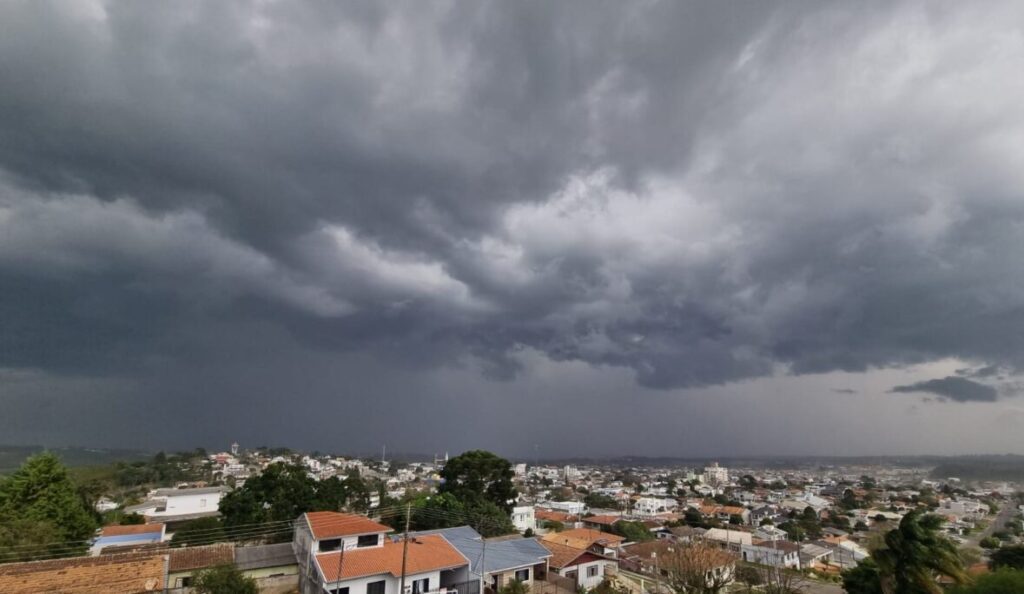 Alerta laranja: temporal com ventos de até 100 km/h atinge o Paraná, diz Inmet