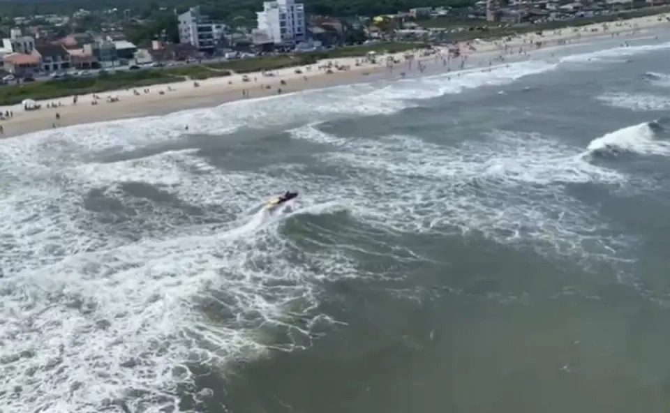 Bombeiros buscam por mais um adolescente de 17 anos que se afogou no mar em Matinhos; irmã de 13 anos foi salva