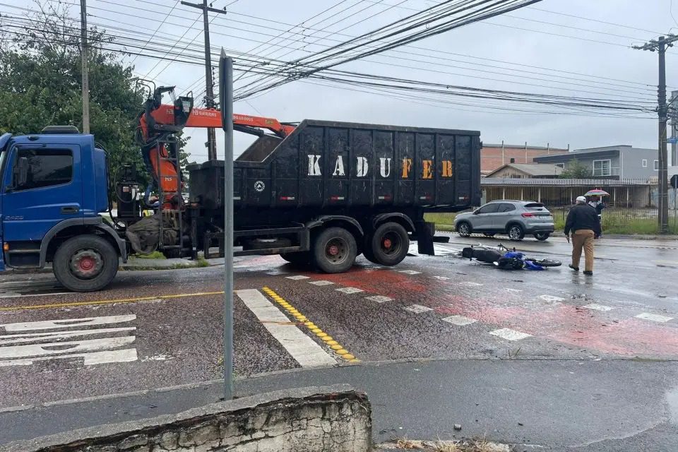 Vídeo flagra momento em que caminhão passa sobre motociclista em cruzamento da capital Paranaense; assista