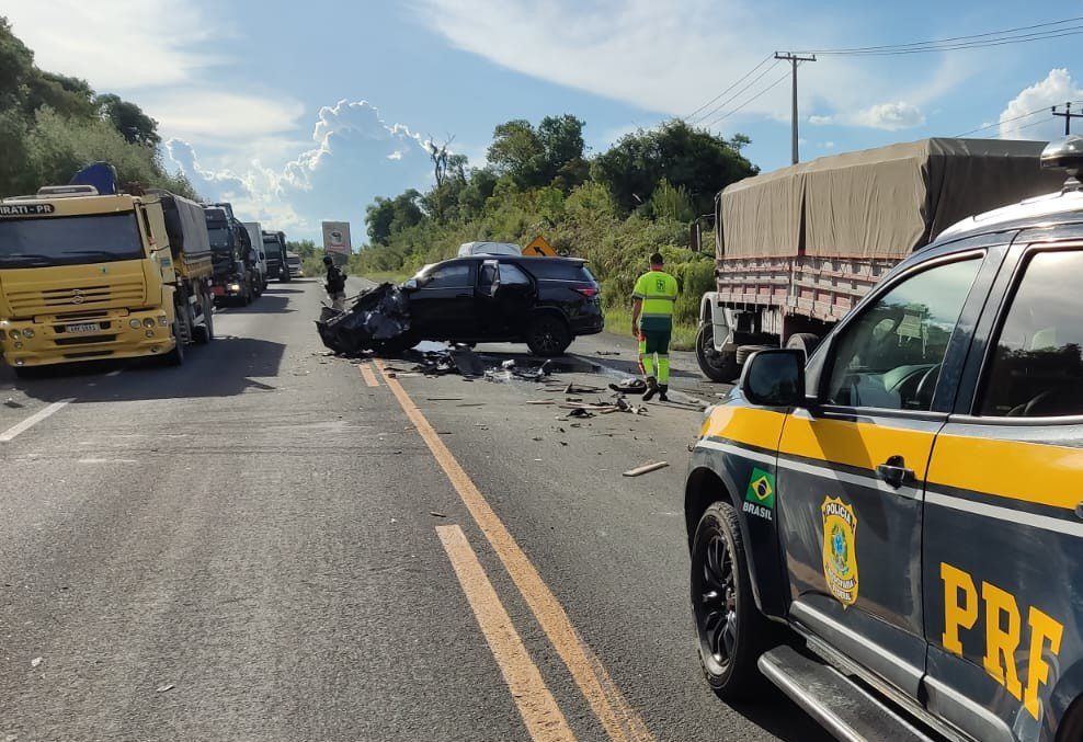 Acidente entre caminhão e SUV deixa condutor ferido na BR-277, em Irati