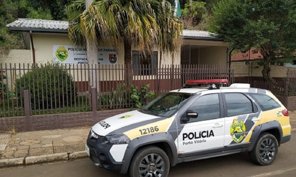 Homem invade residência, leva eletrodoméstico de casa da convivente e, detido, danifica viatura da PM