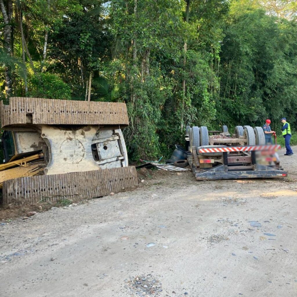 Motorista é ejetado em capotamento e morre prensado pelo próprio caminhão, no PR