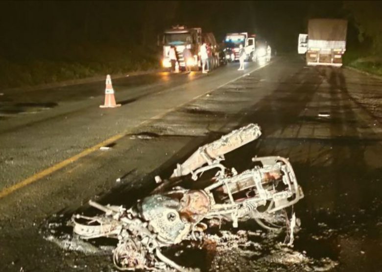 Motociclista morre ao bate de frente com caminhão na BR-476