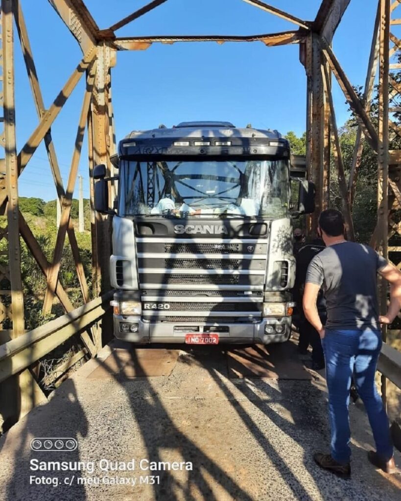 Carreta fica enroscada na ponte de ferro na PR-427