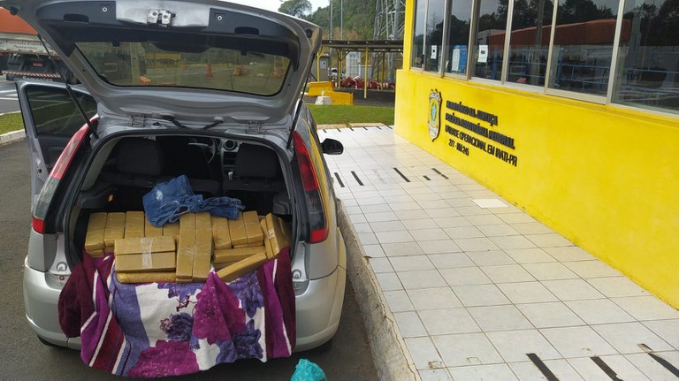 PRF apreende quase 1,5 tonelada de drogas no Paraná