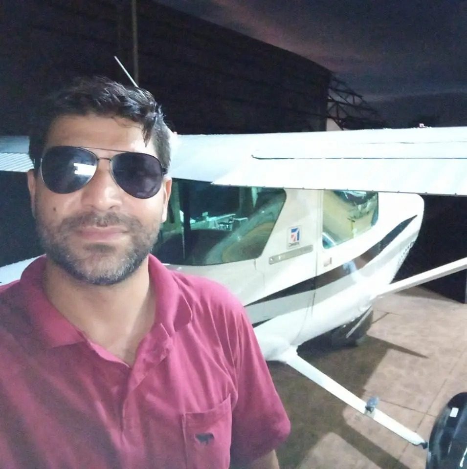 “Meu piloto vai estar bem”: esposa do piloto do avião que desapareceu pede orações