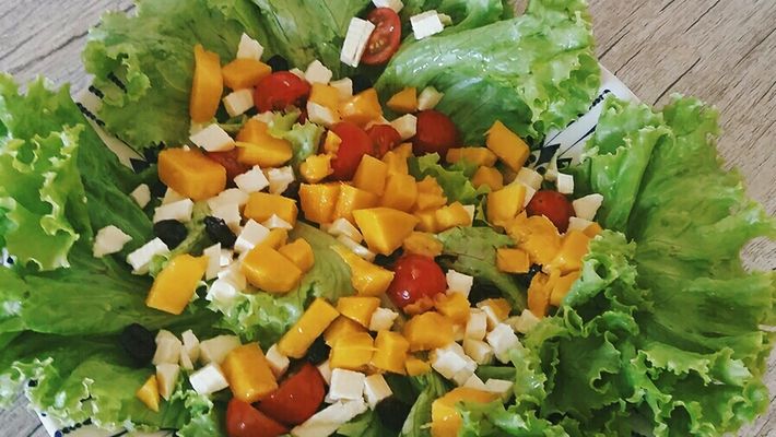 Saiba como fazer uma salada colorida de verão