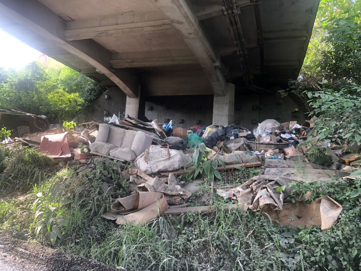 Vídeo: acúmulo de lixo embaixo da Ponte do Rio Iguaçu preocupa moradores de São Mateus do Sul