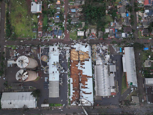 Temporal provoca estragos em cidade do Rio Grande do Sul; fenômeno foi uma ‘microexplosão’, diz Defesa Civil