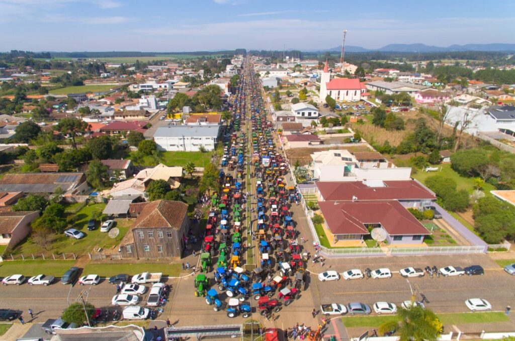 Irineópolis se consolida com maior desfile de tratores do Brasil na sua festa de 60 anos