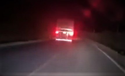 VÍDEO: flagrante de perigo na PR-151 – Um caminhão invade a pista contrária entre São João do Triunfo e São Mateus do Sul