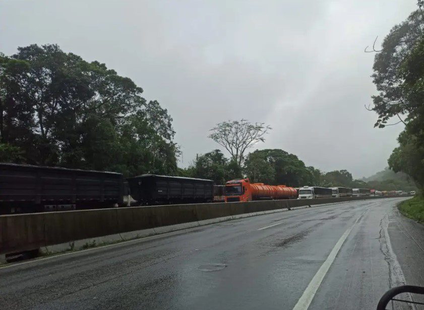 BR-277 segue interditada parcialmente na Serra do Mar nesta segunda-feira (17)