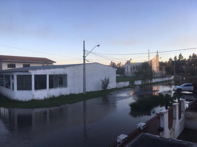 Rio Iguaçu ultrapassa nível e alaga ruas em União da Vitória