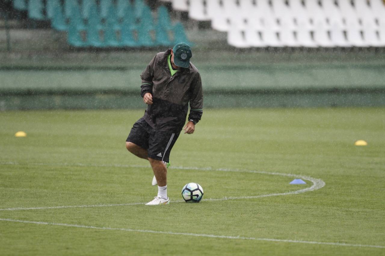 Saúde autoriza treinos físicos para clubes de futebol profissional