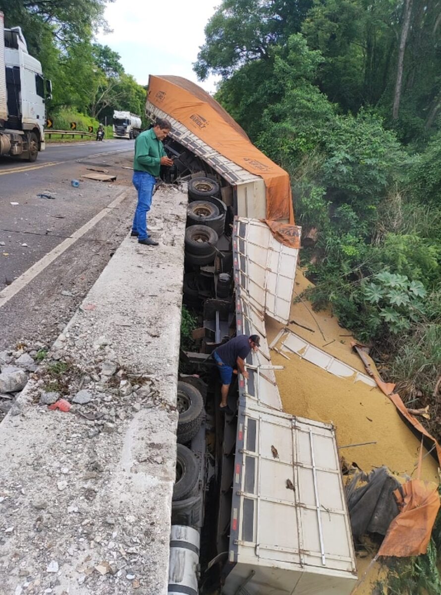 Caminhão fica pendurado em ponte e motorista fica ferida, no PR