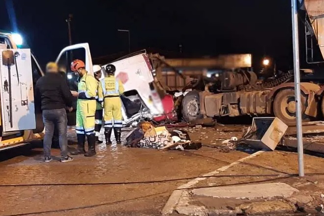 Carreta desgovernada deixa rastro de destruição e atinge carro com família na BR-116