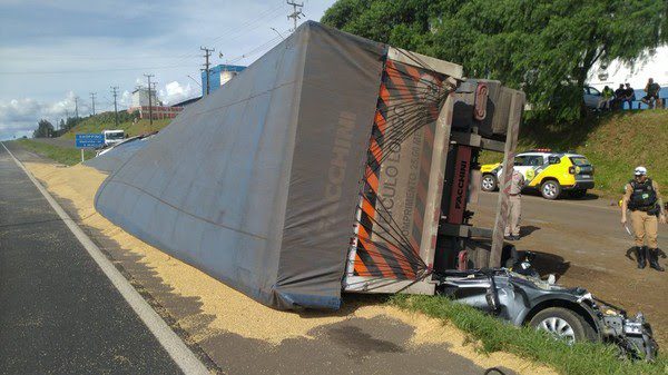 Caminhão tomba em cima de carro e mata três pessoas em Guarapuava