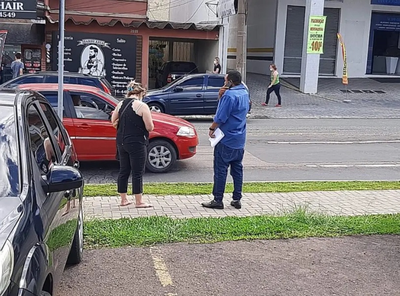 Mulher morde marido, casal vai parar na delegacia e sai para jantar logo após briga