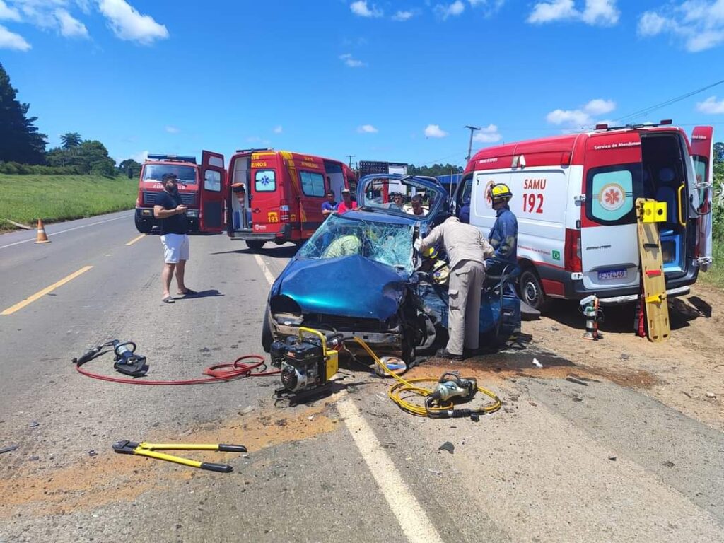 Colisão frontal deixa feridos na PR-151