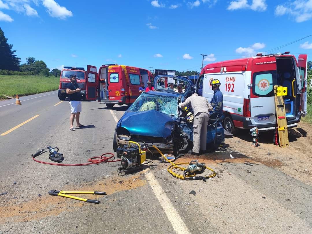 Colisão frontal deixa feridos na PR-151