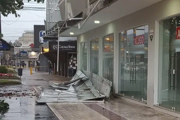 Marquise cai sobre duas pedestres em Balneário Camboriú e uma delas fica presa sob escombros