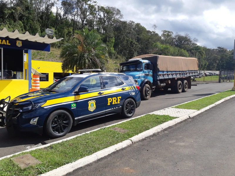 Caminhoneiro que fugiu a pé, é detido com grande carga de cigarro contrabandeado