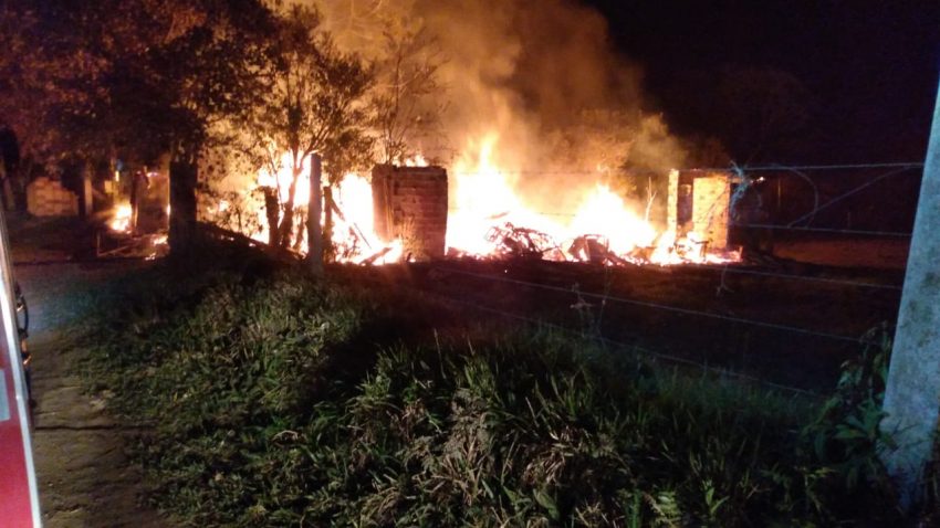 Casa é destruída por incêndio em São Roque, interior de Paulo Frontin