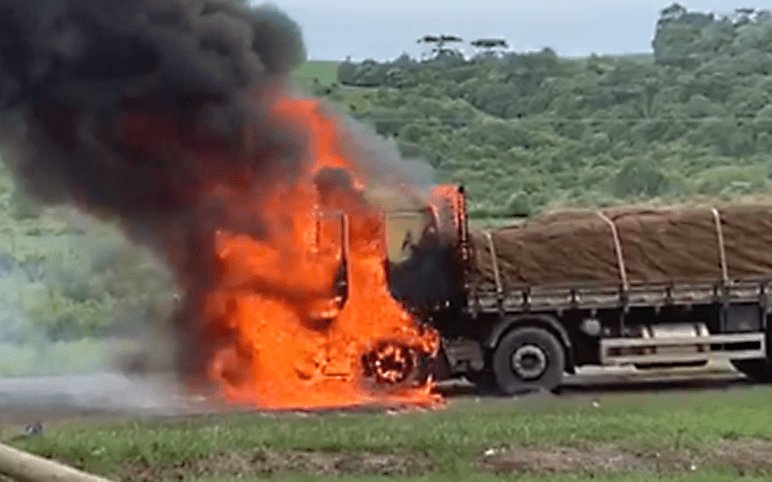 Caminhão carregado com batatas pega fogo na PR-151 em Palmeira