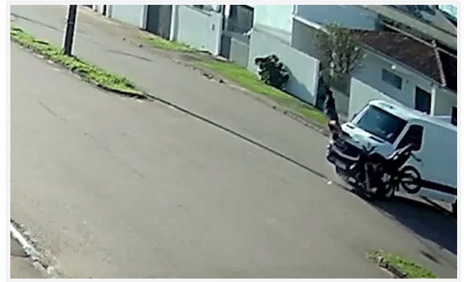 Motociclista que caiu de pé após mortal em acidente diz “Me daria nota 10”