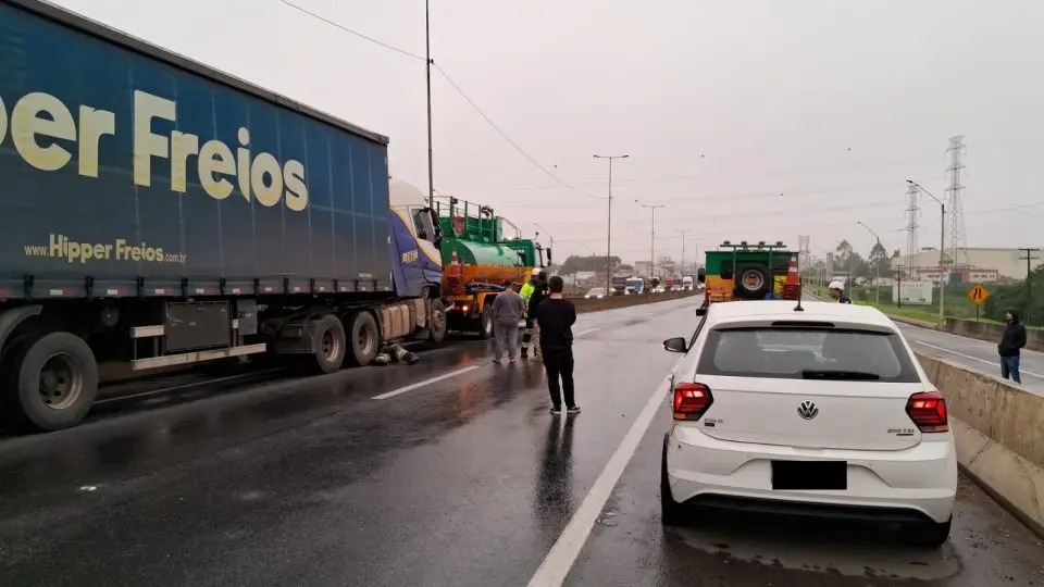 Acidente entre cinco veículos deixa uma pessoa ferida e bloqueia BR-376