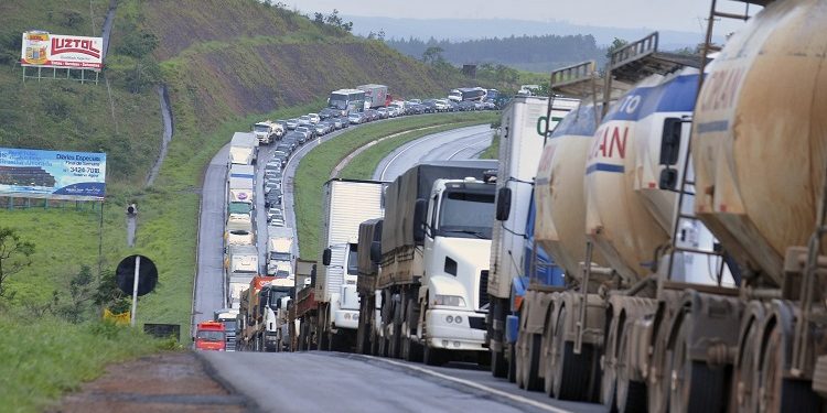 Cadastro previsto para bolsa-caminhoneiro inclui até motorista de furgão