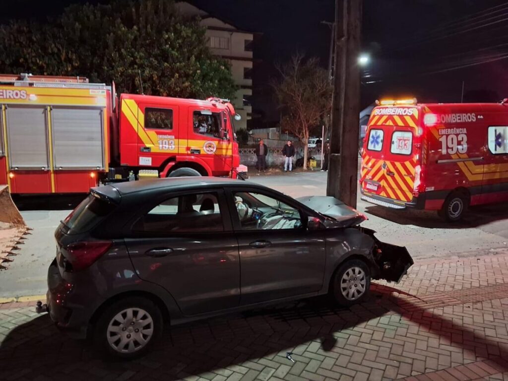 Mulher fica gravemente ferida em Canoinhas, ao bater veículo contra um poste