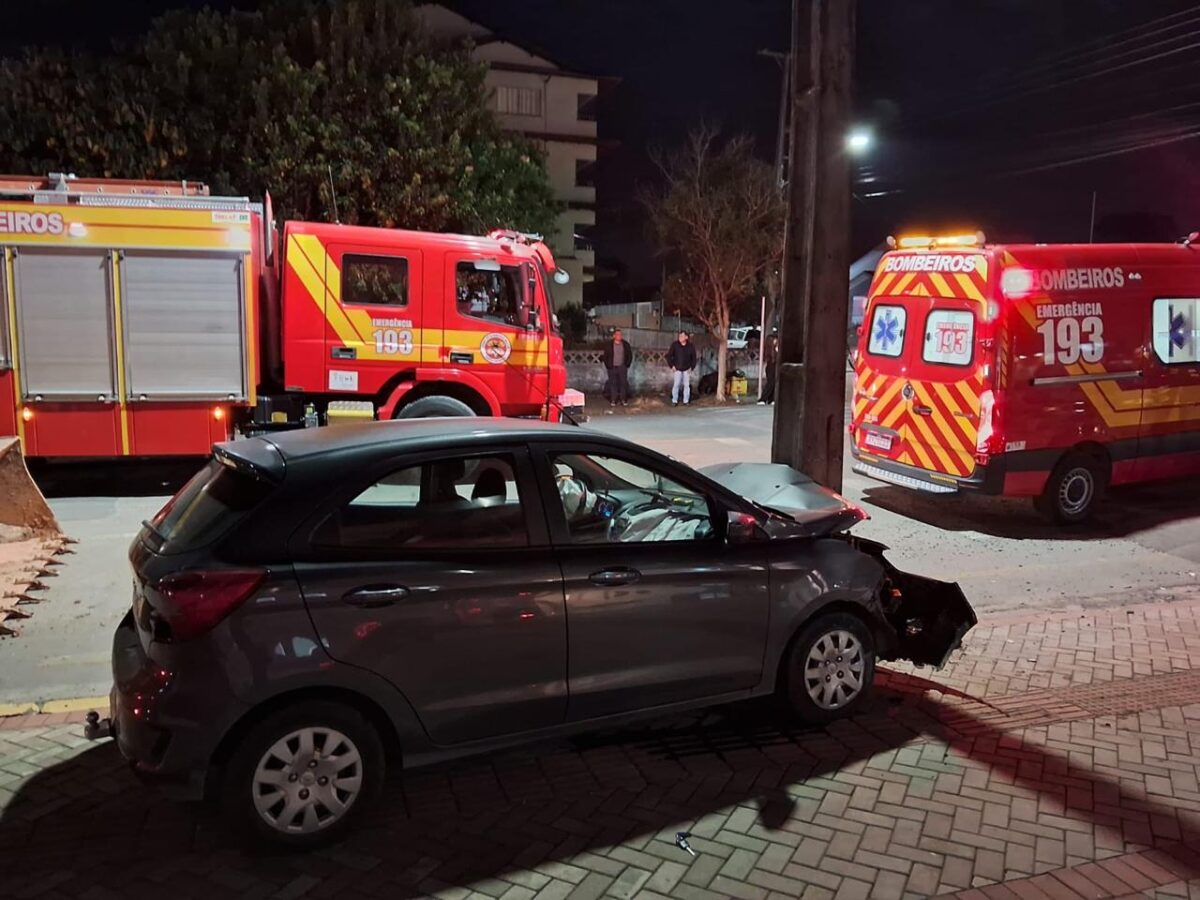 Mulher fica gravemente ferida em Canoinhas, ao bater veículo contra um poste