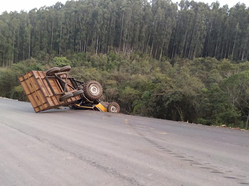 Trator com carreta capota no interior de Irineópolis e condutor não tem lesões graves