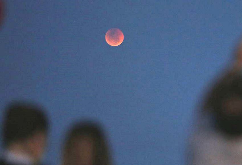 “Lua de Sangue” poderá ser vista de todo o Brasil, segundo astrônoma, na noite deste domingo