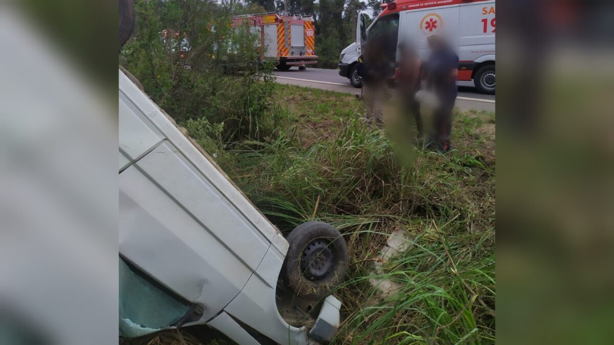 Uno capota com 5 ocupantes na BR-280, em Canoinhas