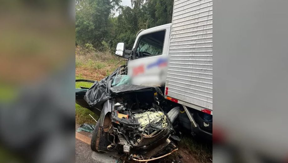 Pai e filho de 5 anos morrem em acidente envolvendo carro e caminhão em rodovia do Paraná