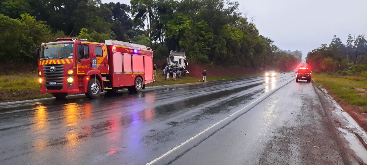 Caminhoneiro fica ferido após bater em barranco na BR-476, em São Mateus do Sul